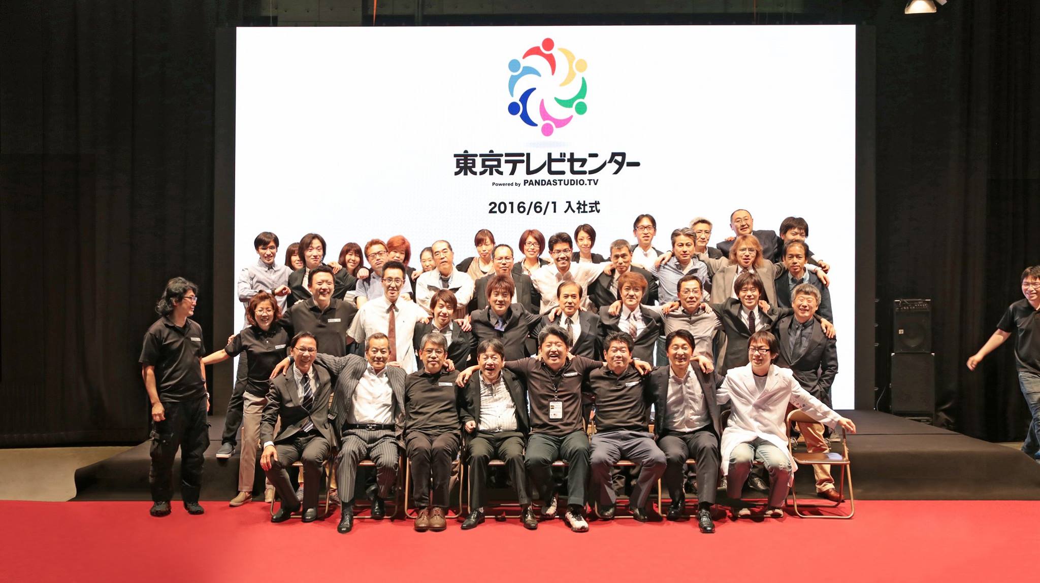 スタッフの集合写真