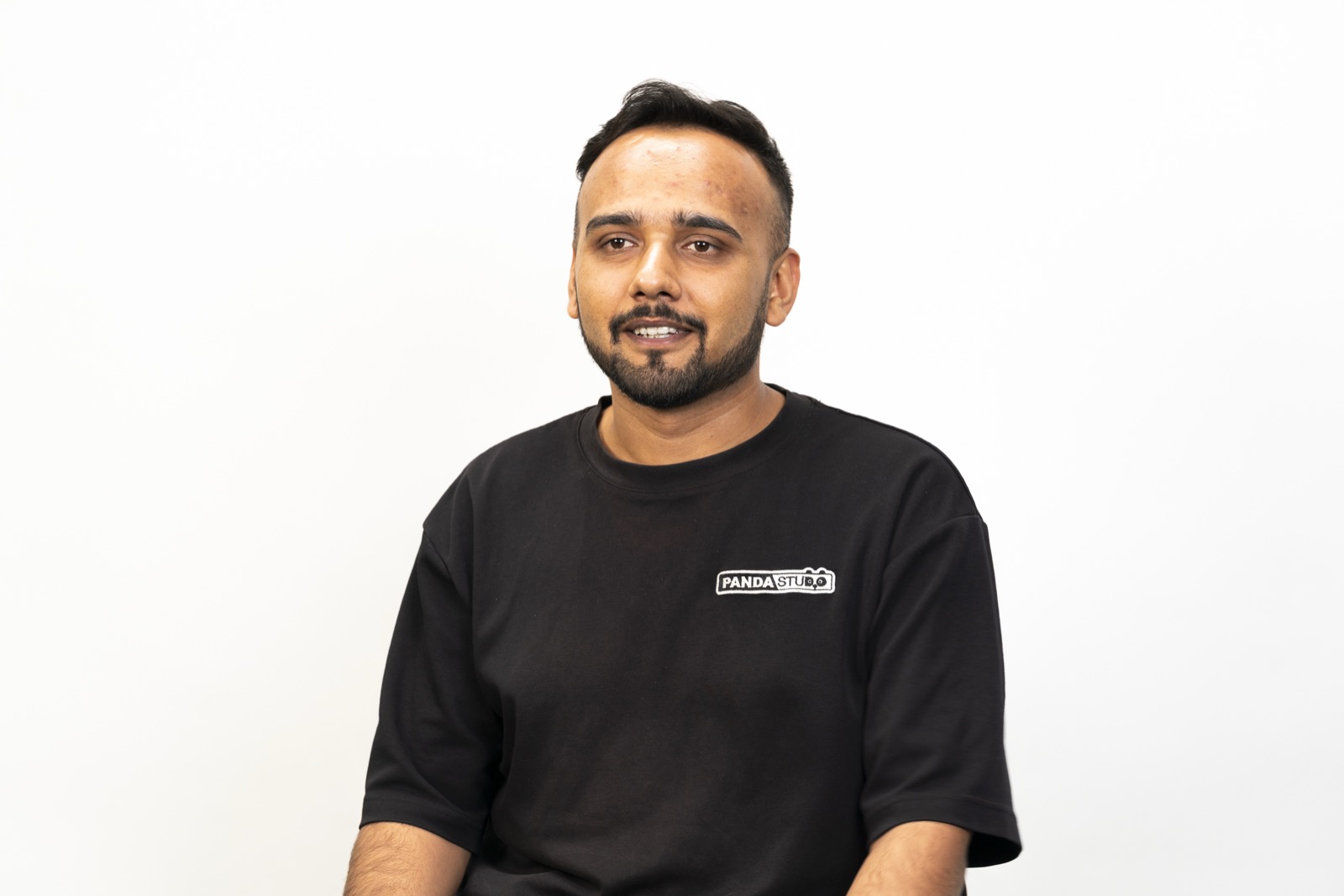 白い背景の前で、こちらを向いて話すパラズリ・サガルさん