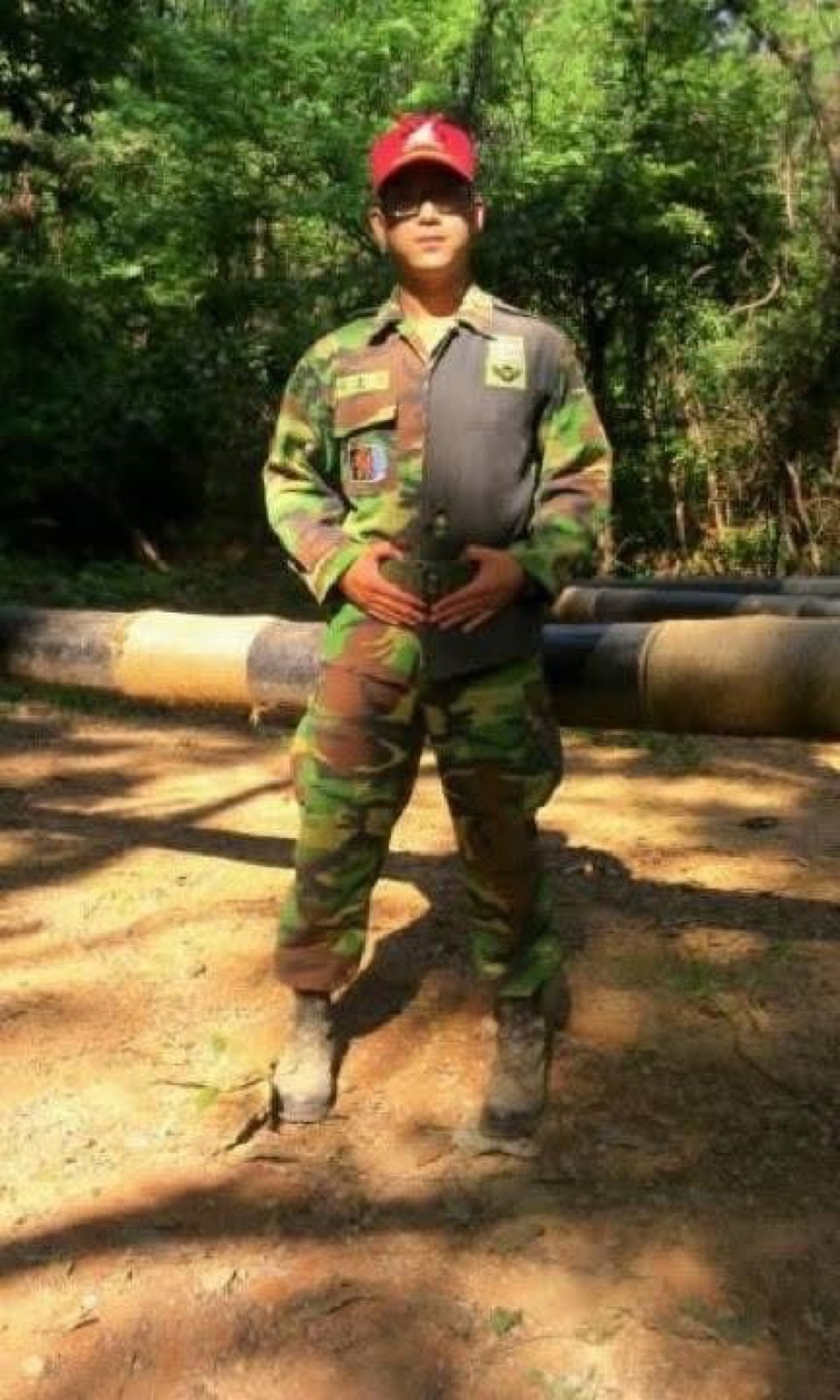 軍服姿で立つ兵役中の李さん