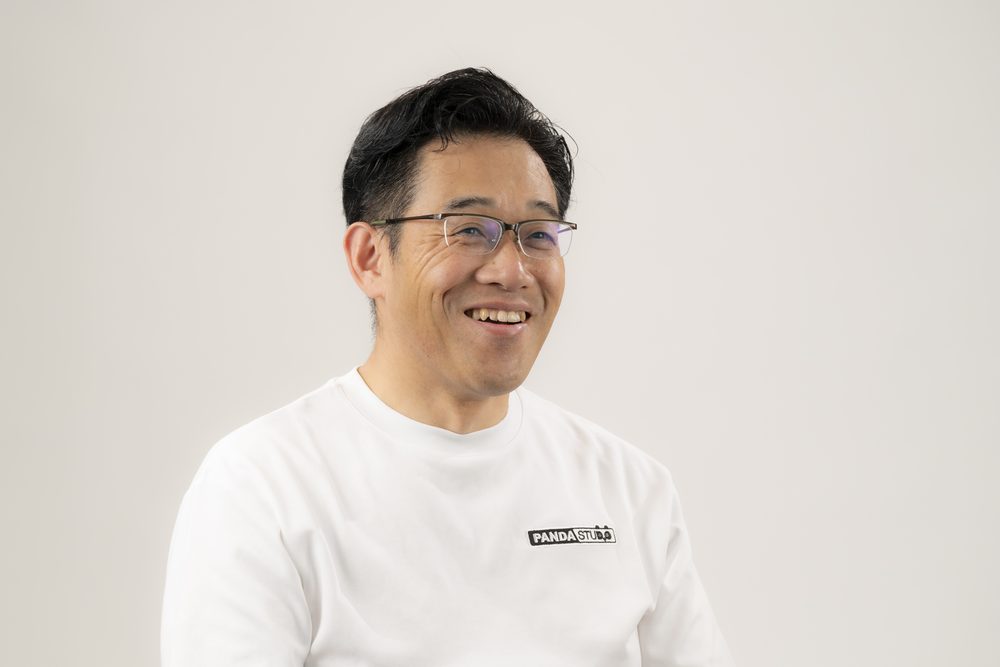 少し口を開けて笑う藤本秀基さん