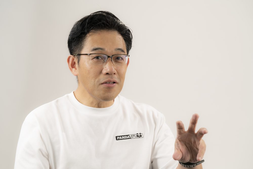 手を広げて説明する藤本秀基さん
