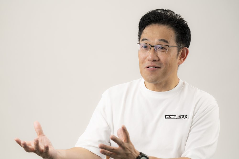 身ぶりを交えて話す藤本秀基さん