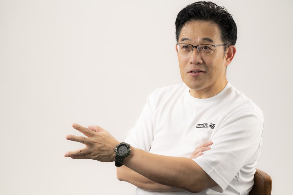 手を差し出して話す藤本秀基さん