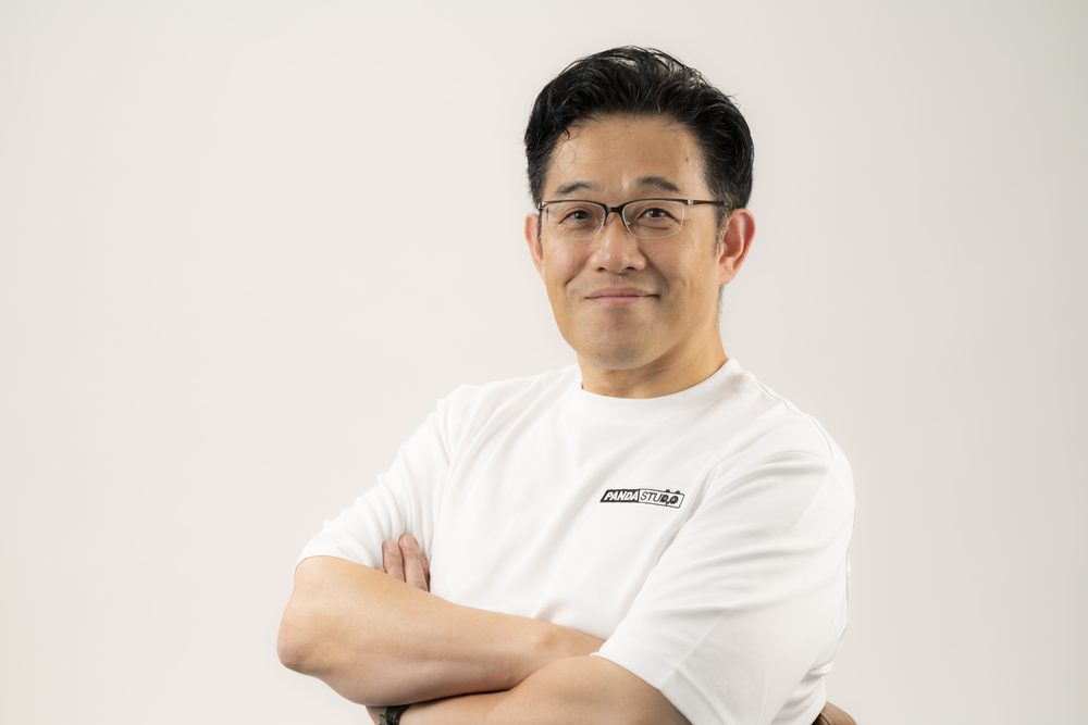 腕を組んで正面を向く藤本秀基さん