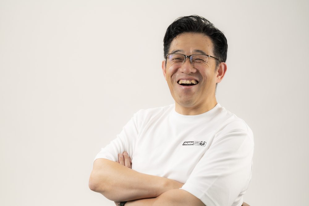 目を細めて笑う藤本秀基さん